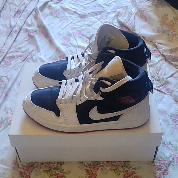 Jordan 1 Mid - Picture 1 of 5